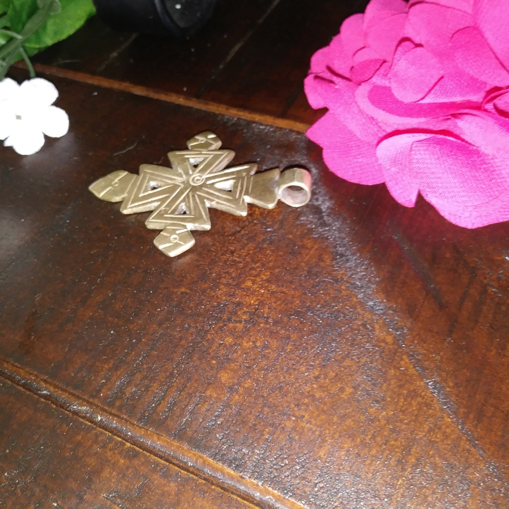 Cross charm - Picture 3 of 3